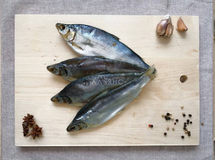 Арахис в глазури со вкусом холодец и хрен: Пелядь вяленая