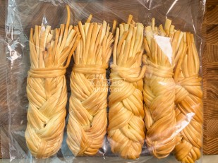 Снеки к пиву: Сырный продукт ФЕРМЕРСКИЙ коса копченая