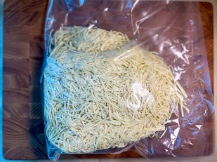 Сырные шарики ТАЙСКИЙ ПЕРЕЦ (0,5 кг): Сырный продукт ФЕРМЕРСКИЙ паутинка  укроп/чеснок