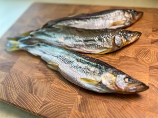 Сурские гренки Баварские колбаски (100 гр): Корюшка с икрой вяленая ГОСТ (крупная)