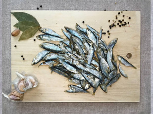 Гренки черные со вкусом сметаны и лука: Тюлька вяленая